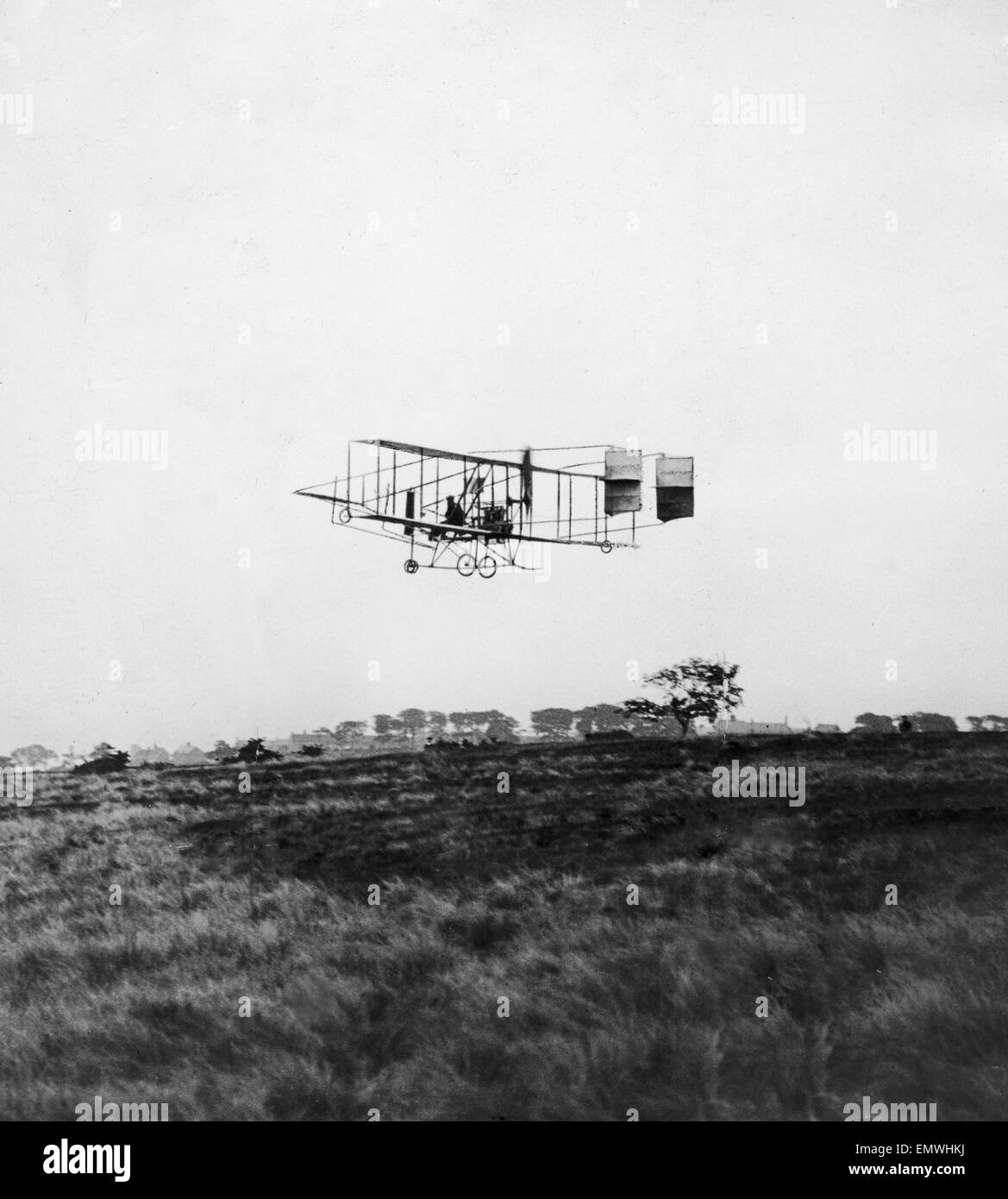 Samuel Franklin Cody at the controls of his machine shortly after leaving Bangley Barn during the Daily Mail 1100 mile air race around Britain . 25rd July 1911 Stock Photo