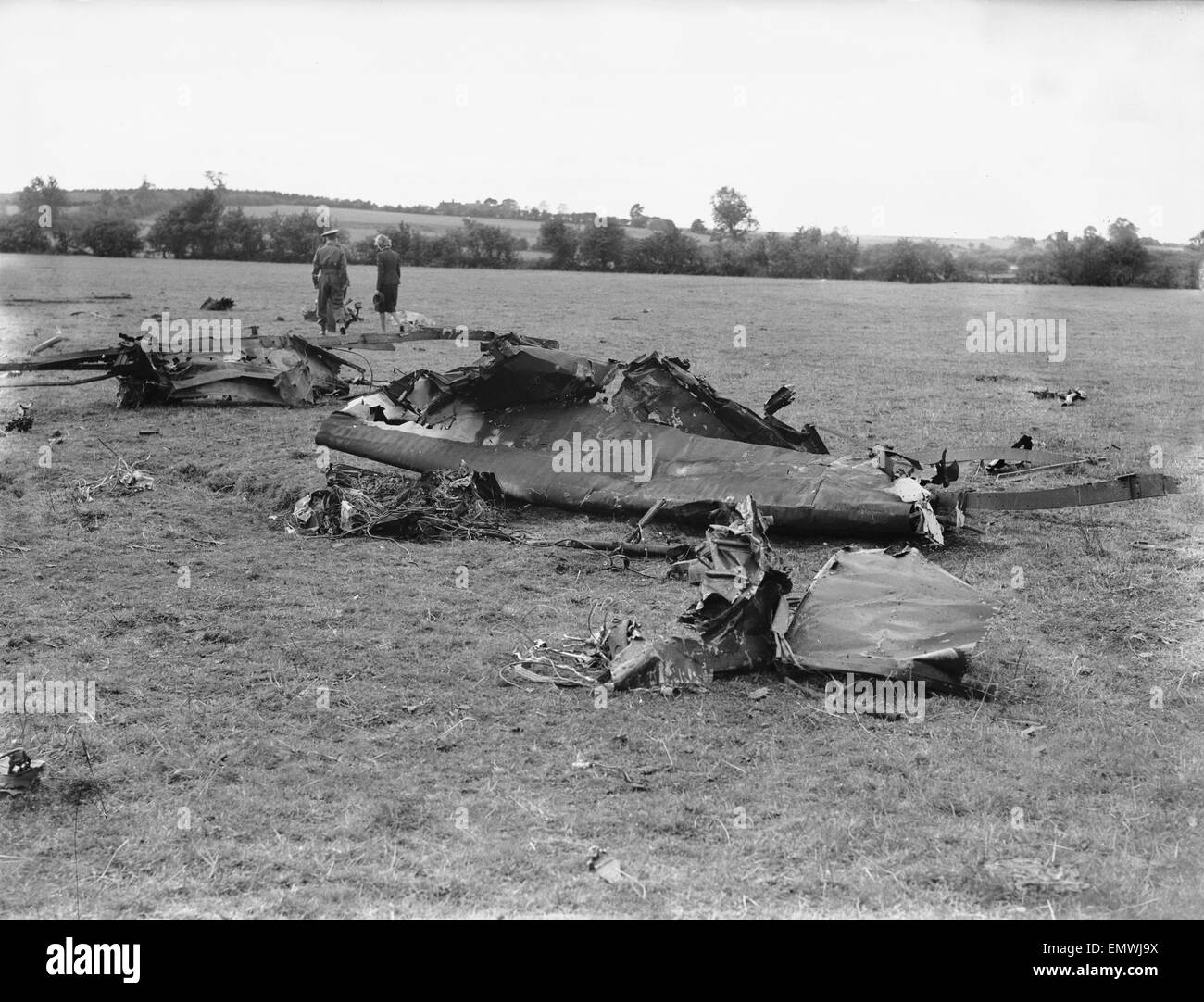 The wreckage of a Junkers Ju88 B3+HH works number 7087 of the I/KG 54 after it hit a barrage balloon cable over Coventry and crashed in Withybrook. 16th September 1940 Stock Photo