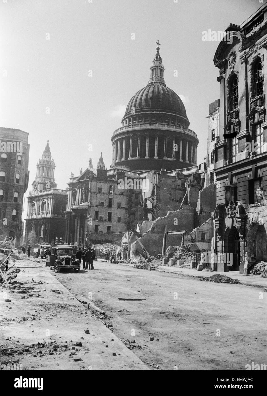 Damaged buildings near St Paul's Cathedral after a night of Bombing. 10th May 1941. Stock Photo