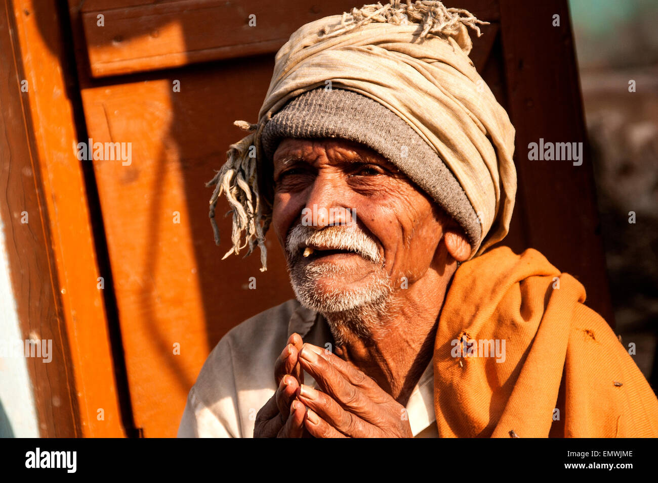 Old man begs on the street in Agra, India Stock Photo