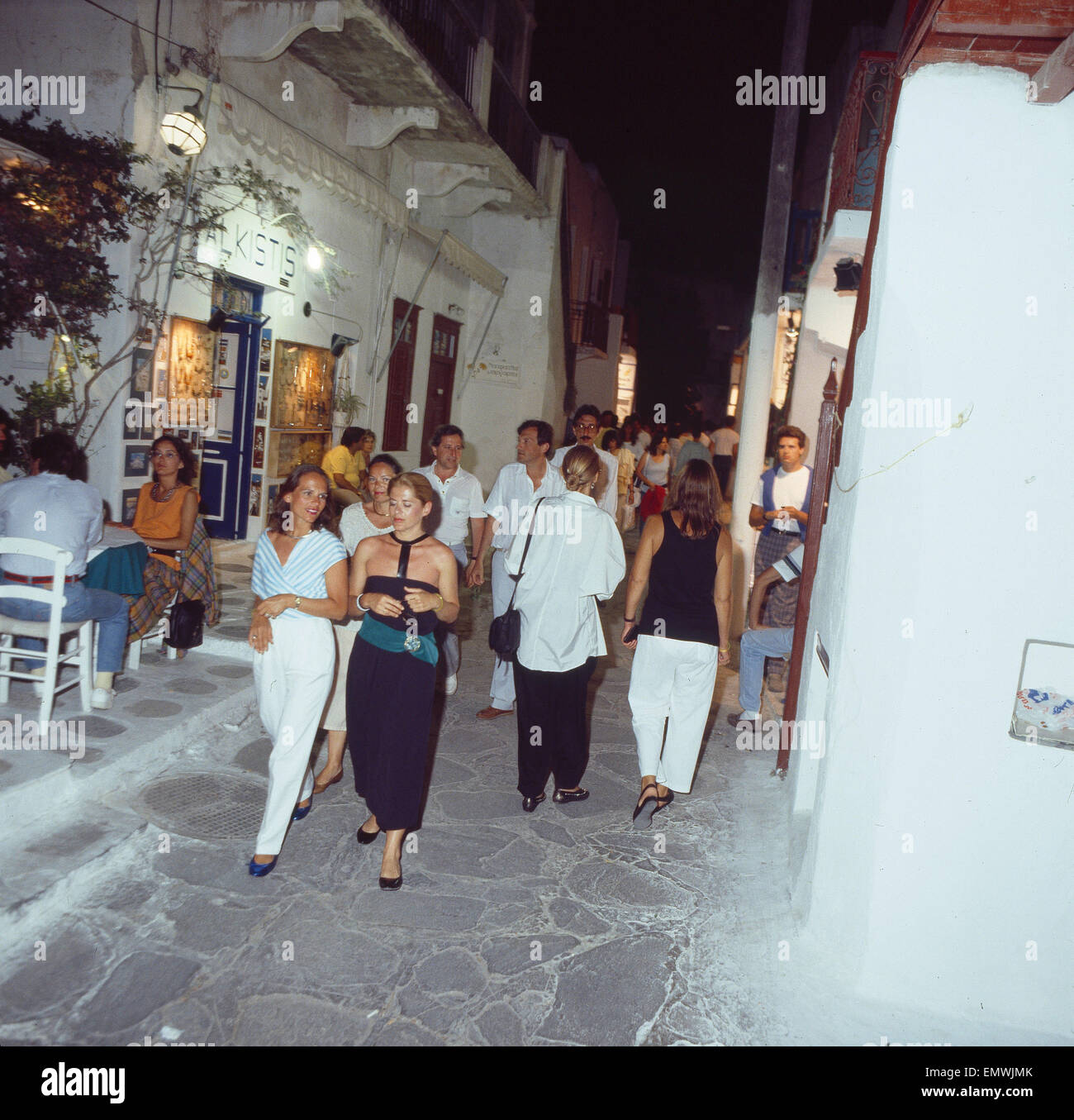 Griechenland, Kykladen, Insel Mykonos, Stadt Mykonos, Gasse mit Touristen, Nachtaufnahme Stock Photo