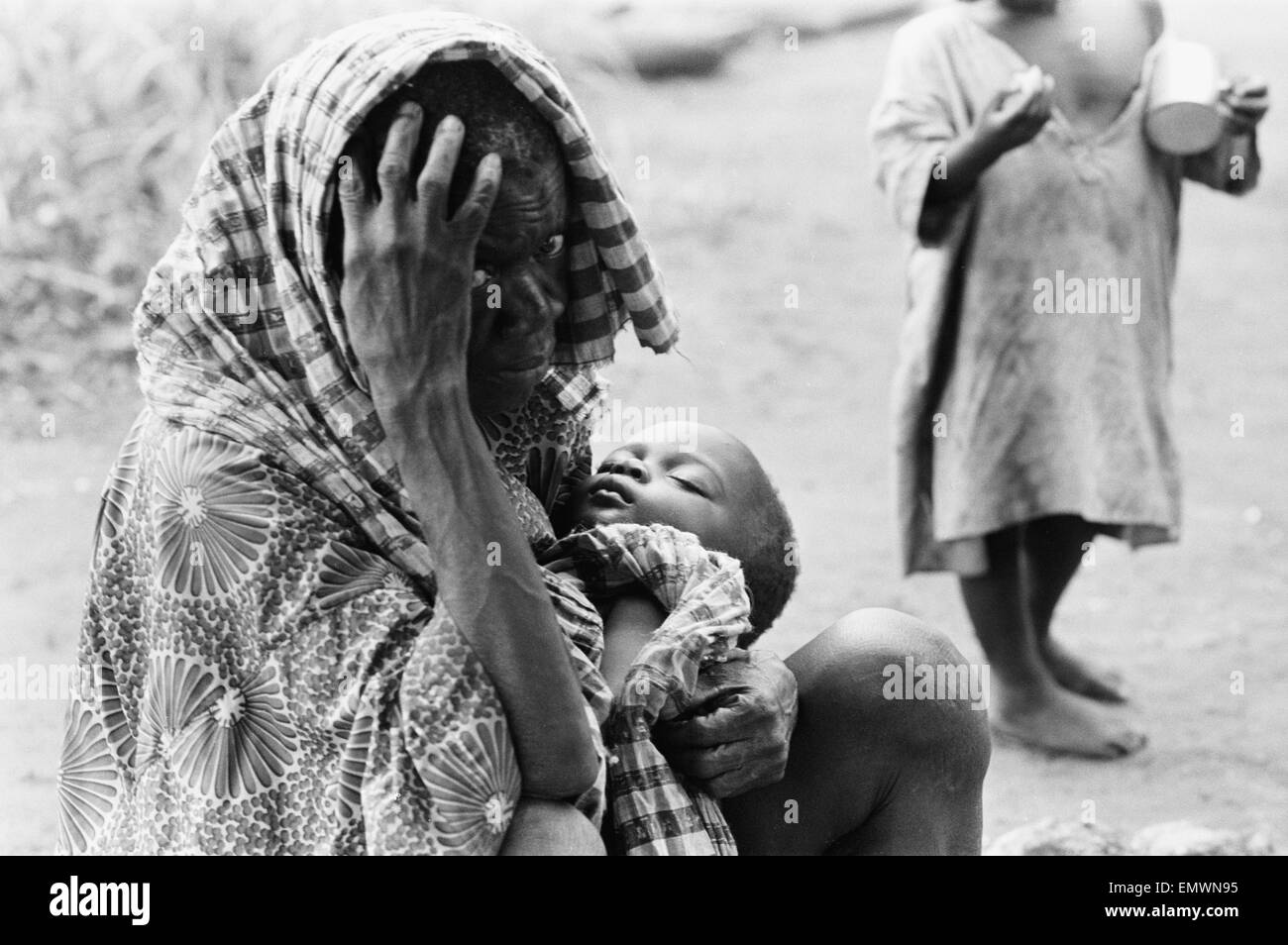Pictures taken during the Daily Mirror's attempt to reach the refugee camps of Onitsha and Asaba during the Biafra conflict. Picture shows a mother and her child at one of the camps. 16th July 1968. Stock Photo