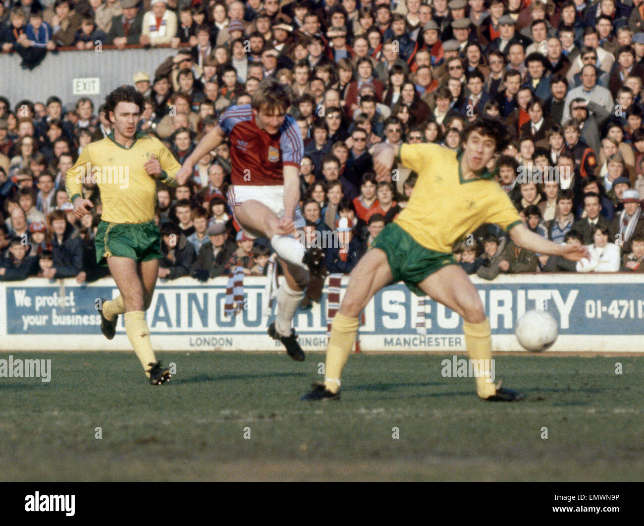 English League Division Two match. West Ham 4 v Chelsea 0. Paul Goddard of West Ham shoots past two Chelsea defenders. 14th February 1981. Stock Photo