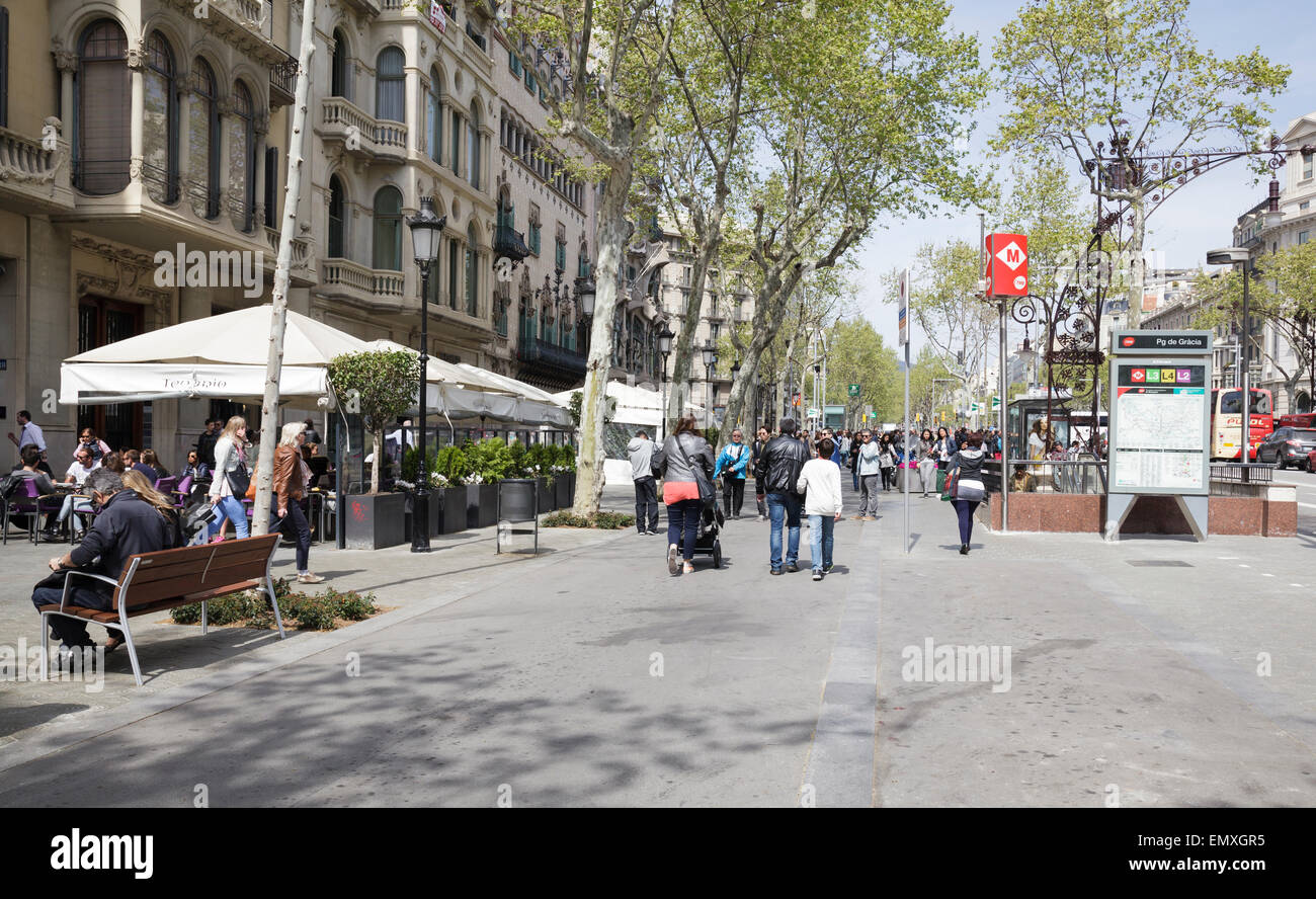 People walking and relaxing on the Passeig de Gracia, Barcelona, Catalonia, Spain Stock Photo