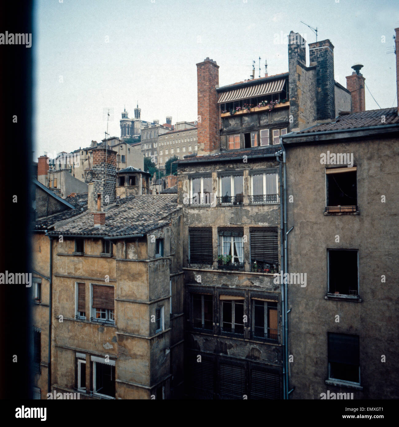 Blick auf einen Hinterhof in Lyon, Frankreich, Anfang 1980er Jahre. View to a backyard at Lyon, France, early 1980s. Stock Photo