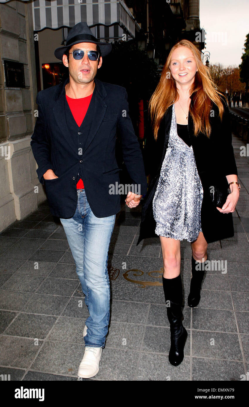 01 October 2009 Paris English Model Lily Cole And Her Boyfriend Enrique Murciano Strolling Through The Streets Of Paris On Their Way To A Fashion Show For Paris Fashion Week Stock Photo Alamy