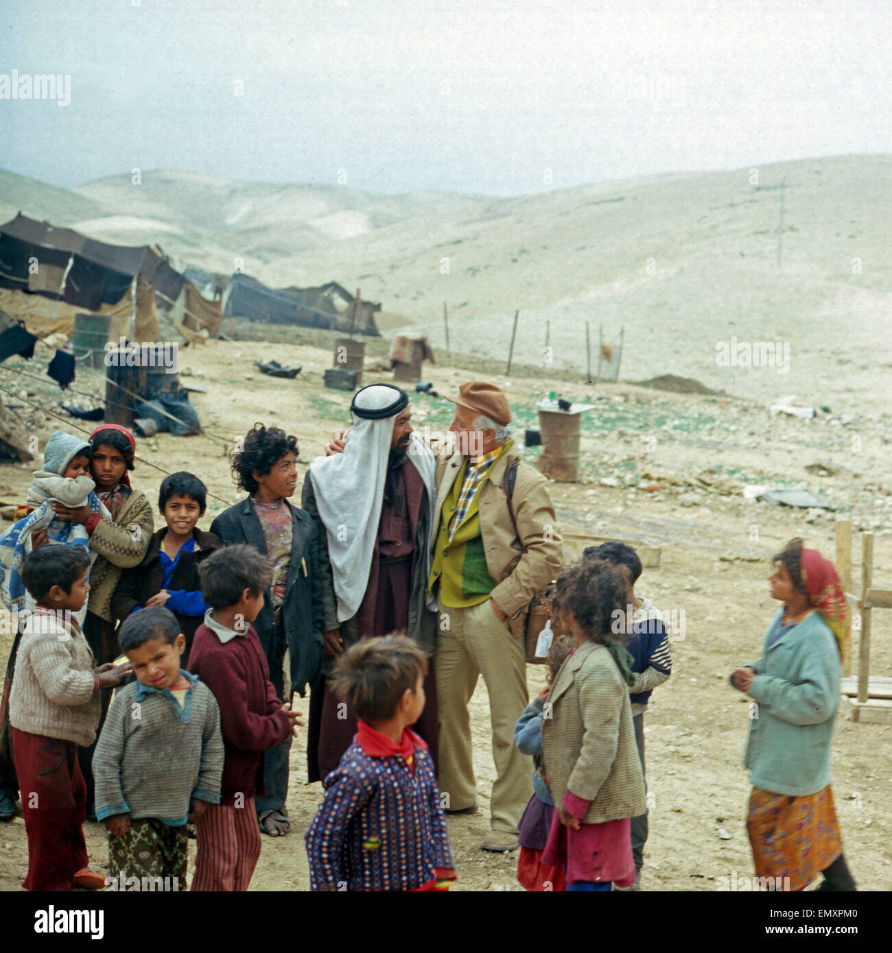 Großfamilie mit europäischem Besucher in einem Bediunenzeltlager, Israel Ende 1970er Jahre. Big family with European visitor at  Stock Photo