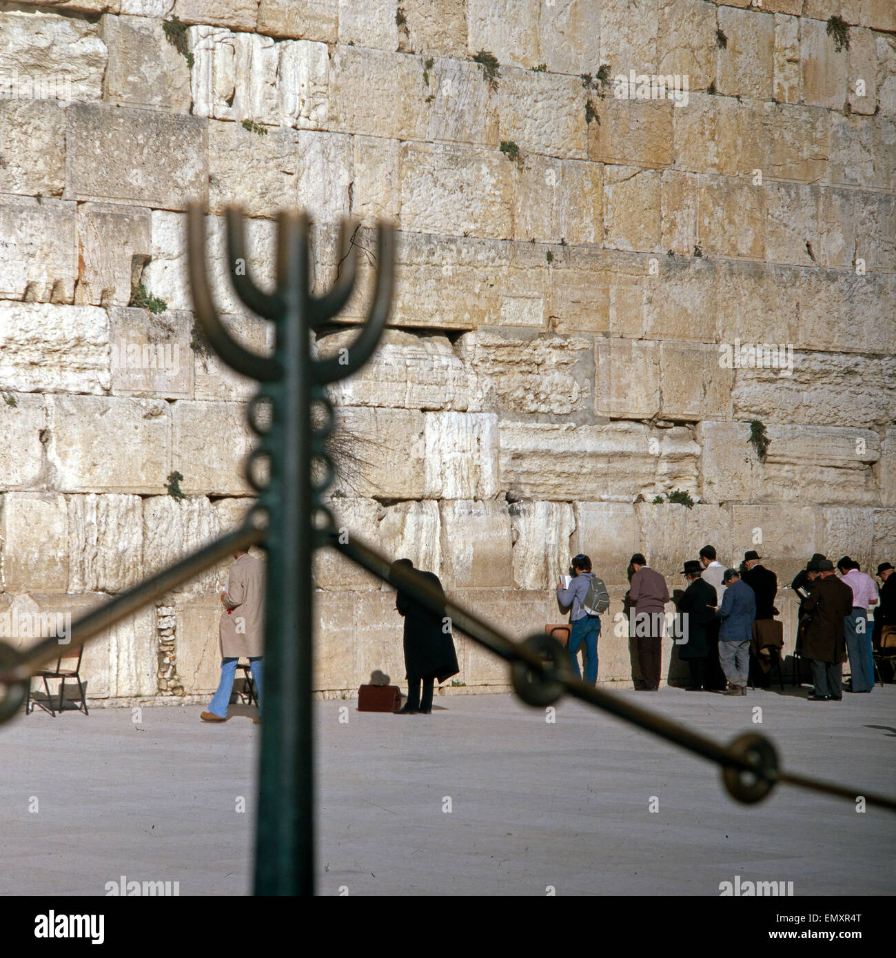 Touristen und orthodoxe Juden an der Klagemauer in Jerusalem, Israel Ende 1970er Jahre. Tourists and orthodox jews at the wailin Stock Photo