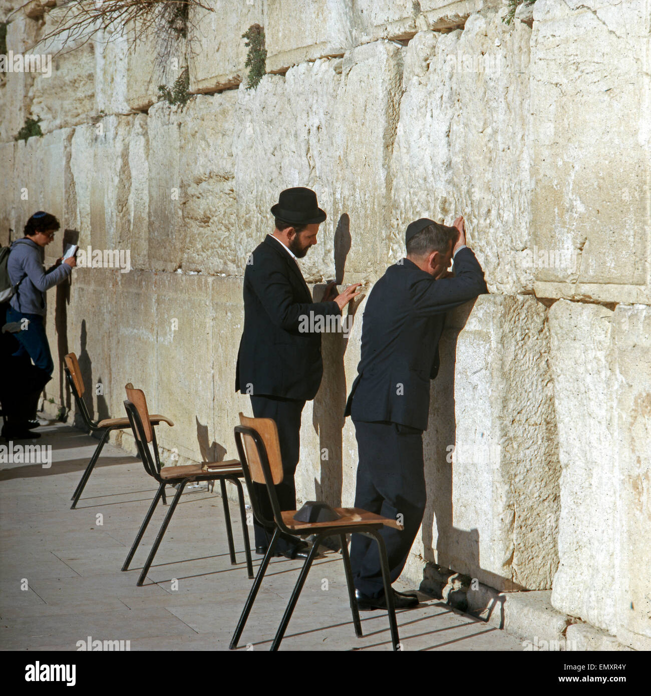 Orthodoxe und Juden an der Klagemauer in Jerusalem, Israel Ende 1970er Jahre. Jews at the wailing wall of Jerusalem, Israel late Stock Photo