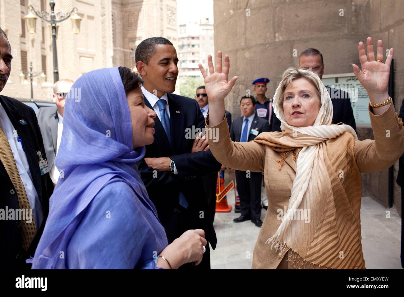 US President Barack Obama and Valerie Jarrett listen to Secretary of State Hillary Clinton during a tour the Sultan Hassan Mosque June 4, 2009 in Cairo, Egypt. Stock Photo