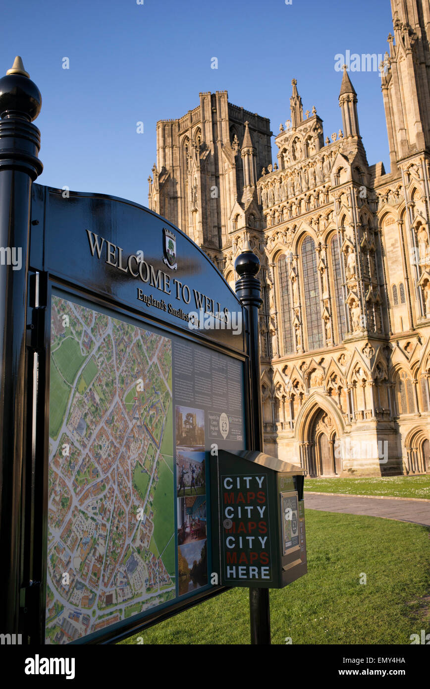 Welcome to Wells sign in front of the Cathedral in late afternoon sunlight. Somerset, England Stock Photo