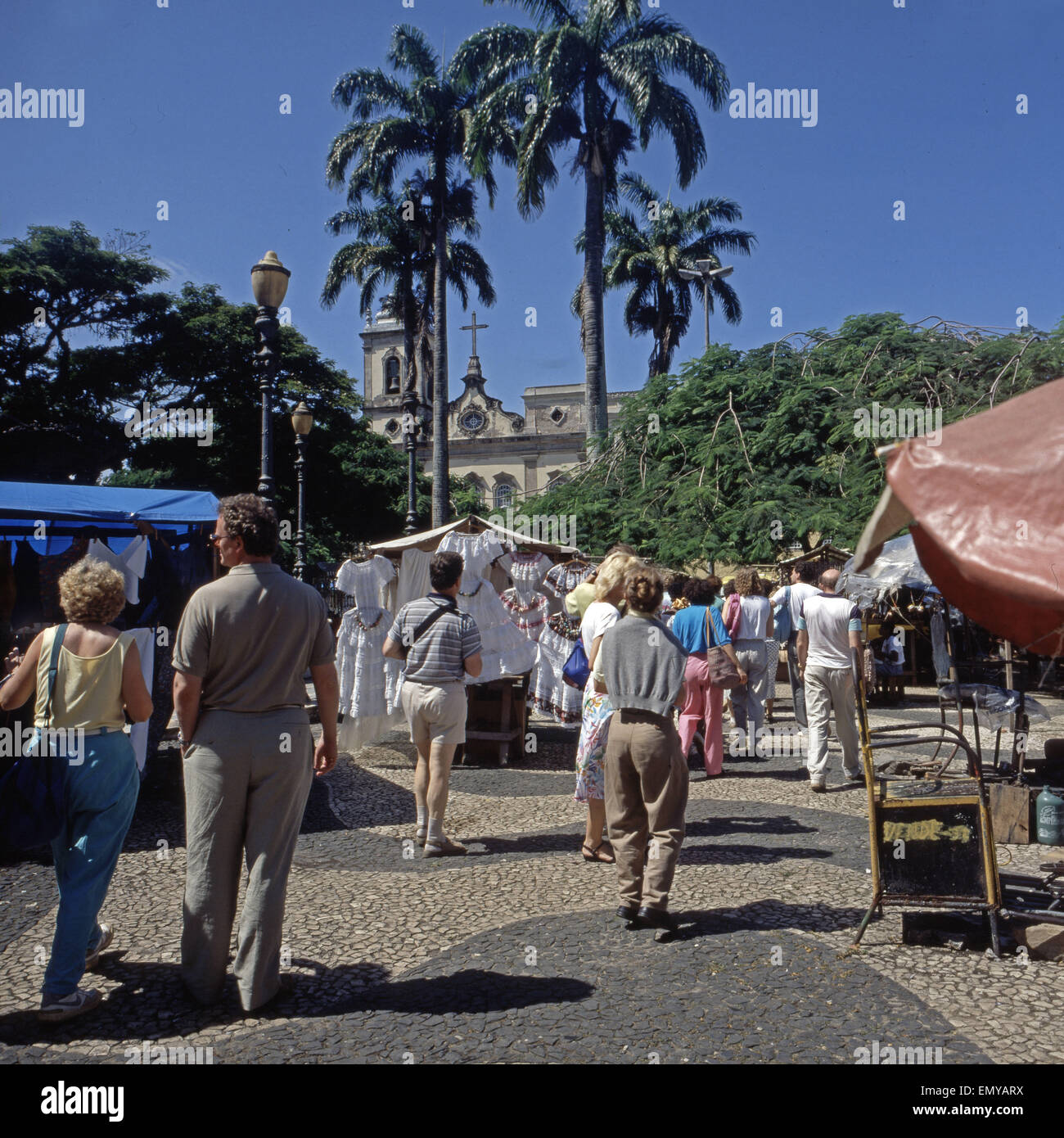 Touristen auf dem Markt in der Altstadt von Salvador da Bahia, Brasilien Anfang 1990er Jahre. Tourists on the market at the old  Stock Photo