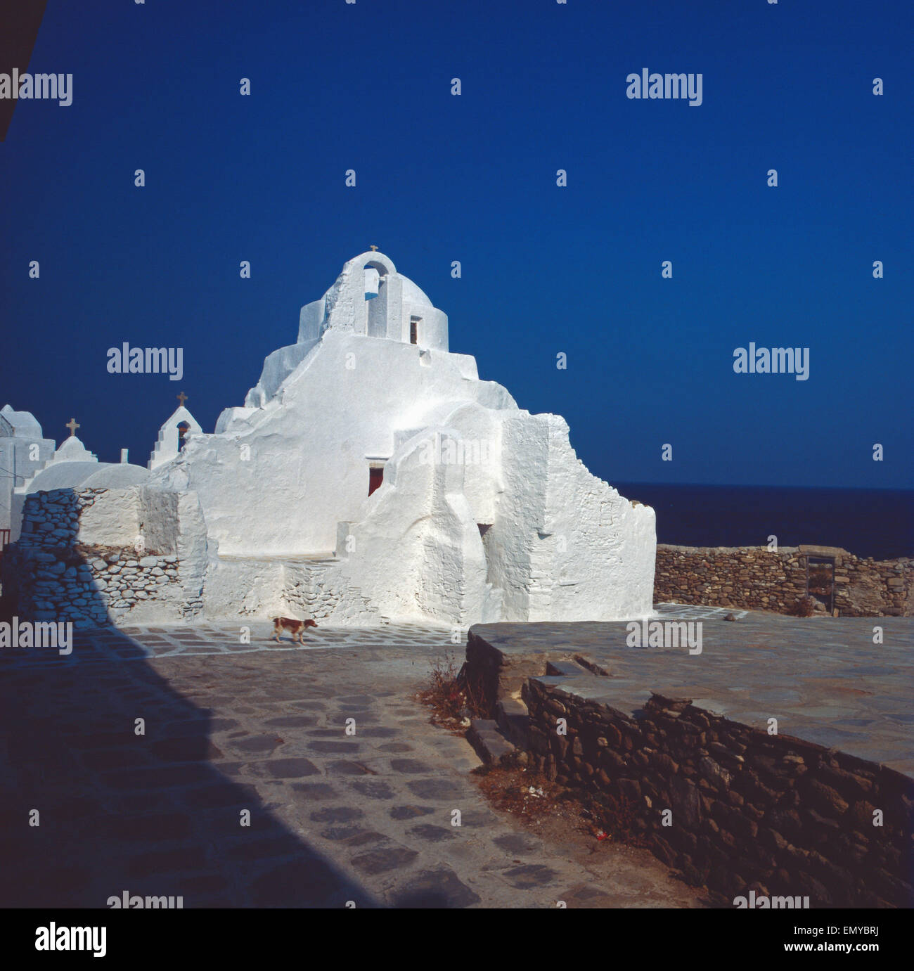 Weiß gestrichene Kirche auf der griechischen Insel Mykonos, Griechenland 1980er Jahre. White painted church on the Greek island Mykonos, Greece 1980s. Stock Photo