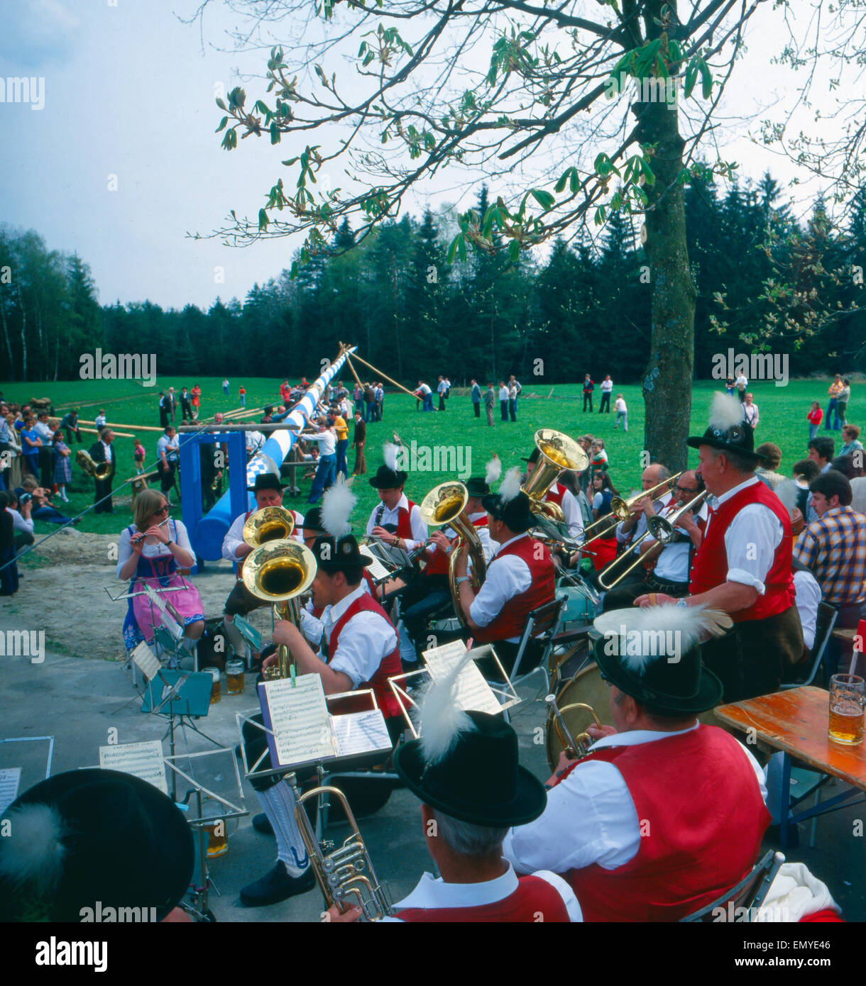 Eine Maifeier in Oberbayern, Bayern, Deutschland 1980er Jahre. A May
