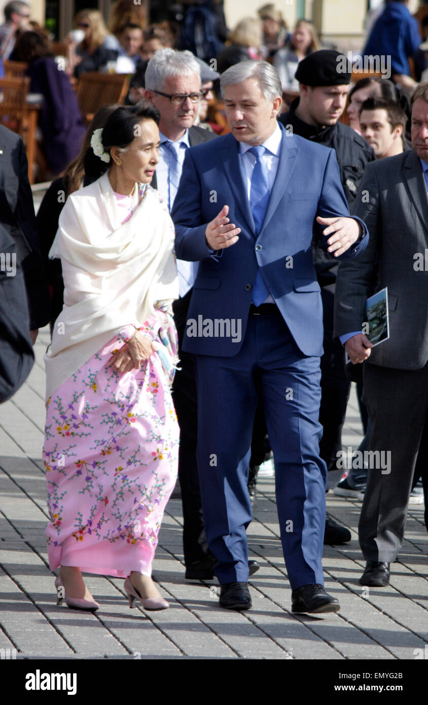 Aung San Suu Kyi, Klaus Wowereit - Gang durch das Brandenburger Tor, 12. April 2014, Berlin. Stock Photo