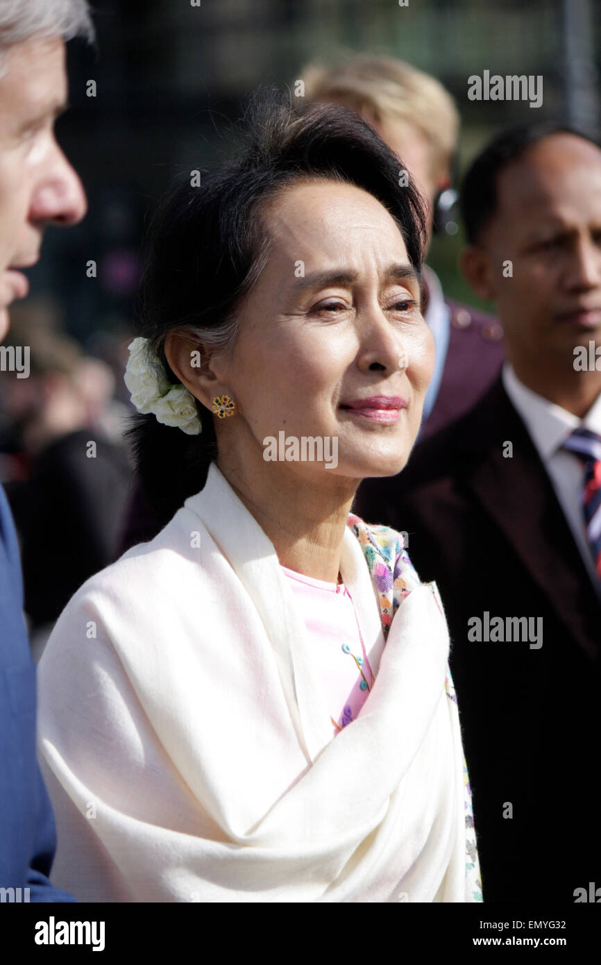 Aung San Suu Kyi - Gang durch das Brandenburger Tor, 12. April 2014, Berlin. Stock Photo