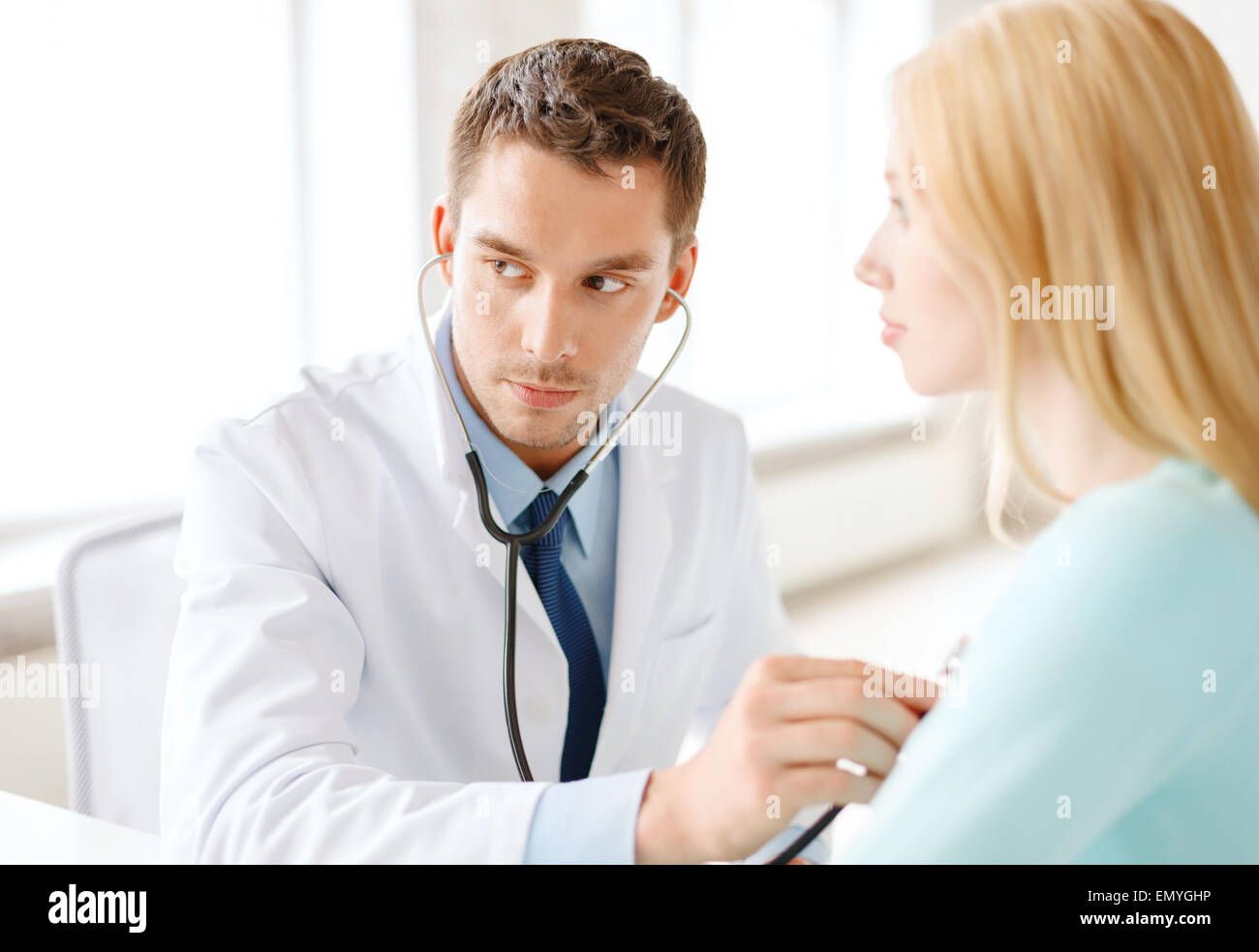 Больной по отношению к врачу. Доктор с пациентом. Больной по отношению к врачу. Консультирование врача. Доктор с пациентом.