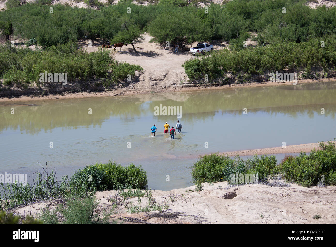 Mexican Nationals illegally crossing the Rio Grande border between Mexico and Texas, United States Stock Photo