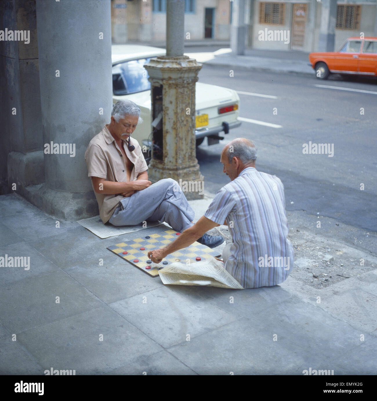 Karibik, Insel Kuba, Havanna, Havanna: Altstadt, Männer mit Brettspiel Stock Photo