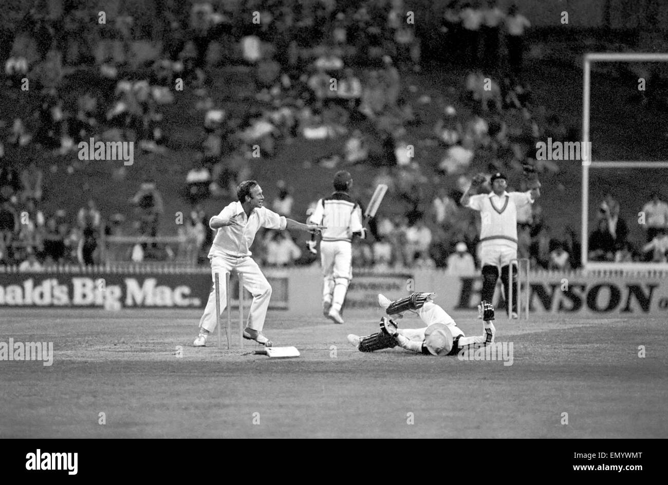 Australia v. England: One Day Series in Sydney. Derek Underwood appeals. December 1979 Stock Photo