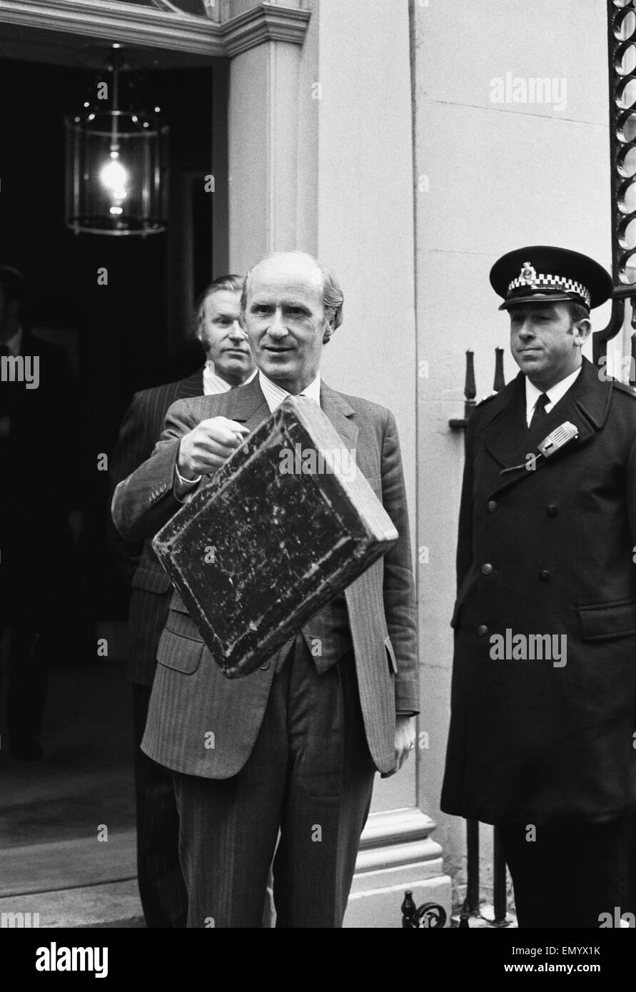 Chancellor of the Exchequer Anthony Barber holds up his red budget box as he leaves number 11 Downing Street for the House of Commons. 6th March 1973. Stock Photo