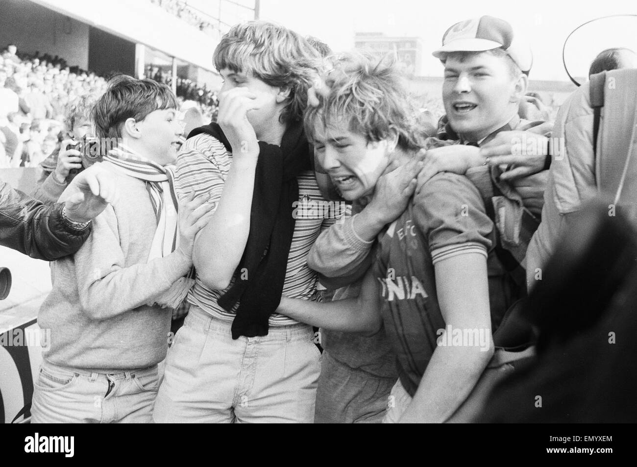 FA Cup Semi Final match at Highbury. Everton 1 v Southampton 0 after extra time. Everton's Adrian Heath is mobbed by jubilant fans who have invaded the pitch as he tries to leave the field at the end. 16th March 1984. Stock Photo