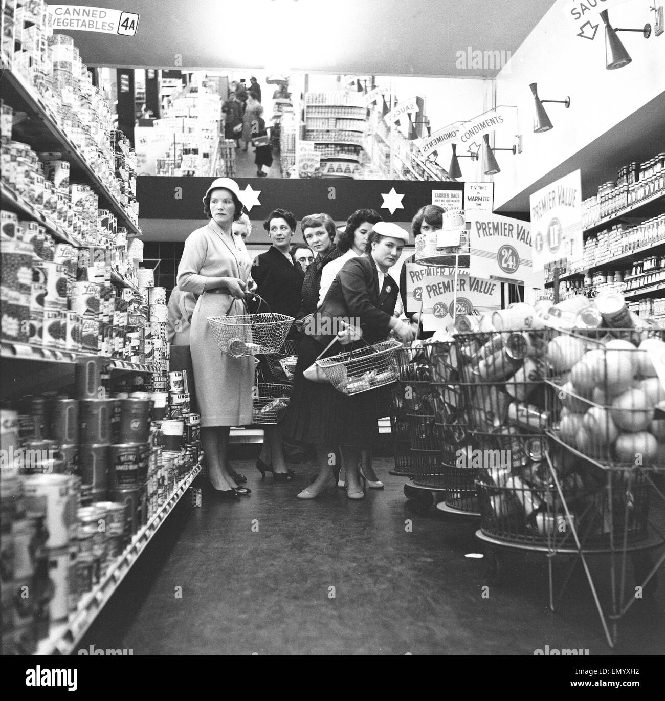 Housewives in search of a bargin at the Premier supermarket in North Finchley. 20th June 1959 Stock Photo