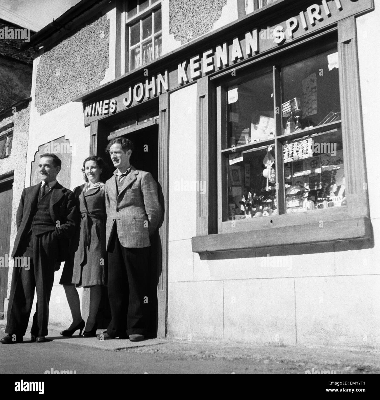 Scene outside John Keenan Off Licence in Eire Circa 1950. Stock Photo