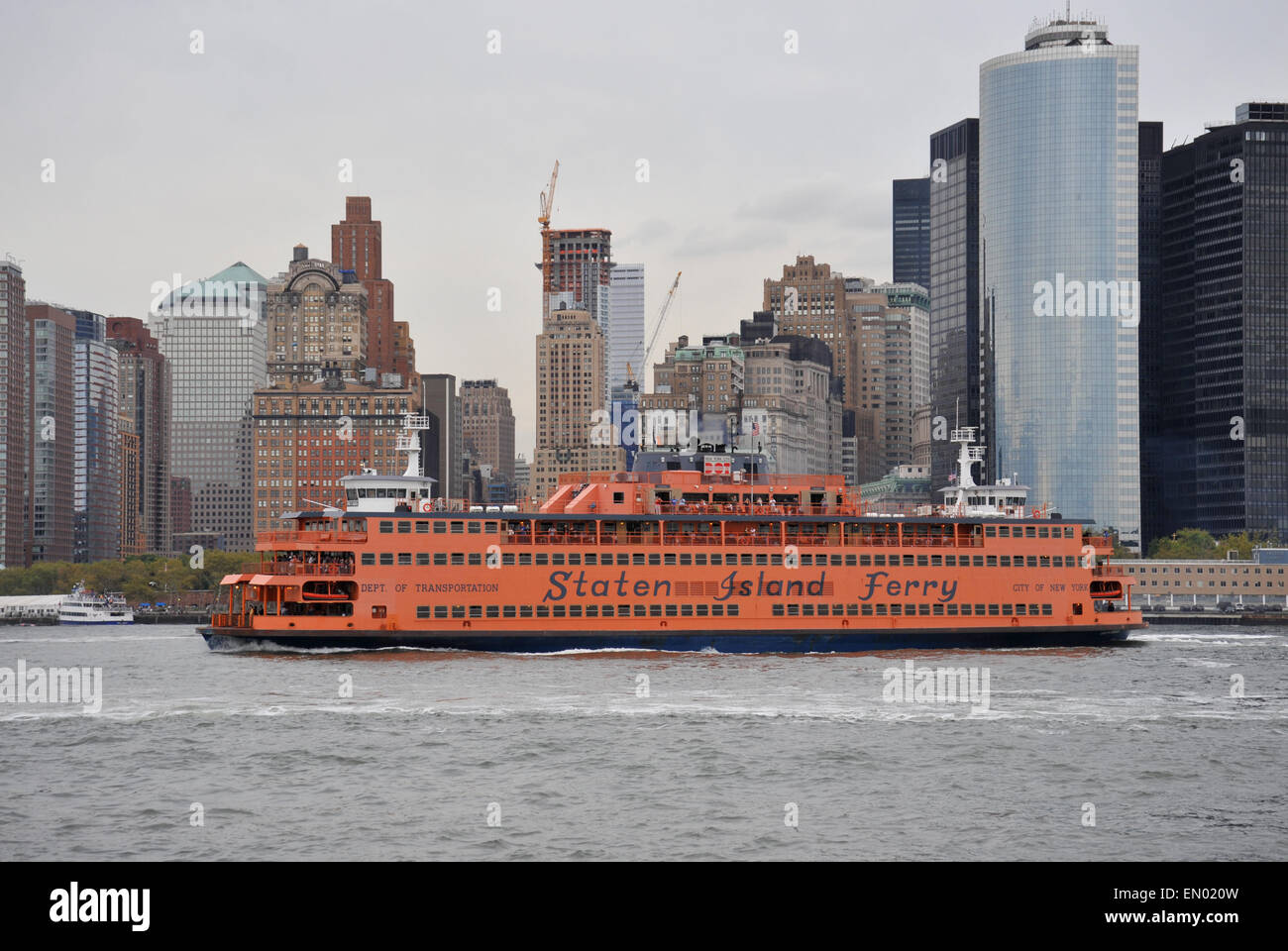 The Staten Island Ferry leaves Battery Park, Manhattan New York Stock Photo