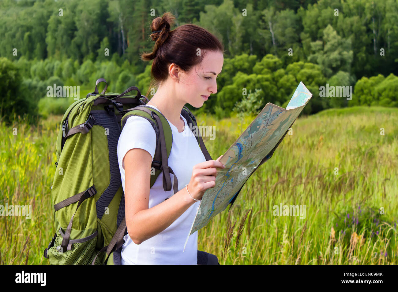 Female hiker reading map Stock Photo - Alamy