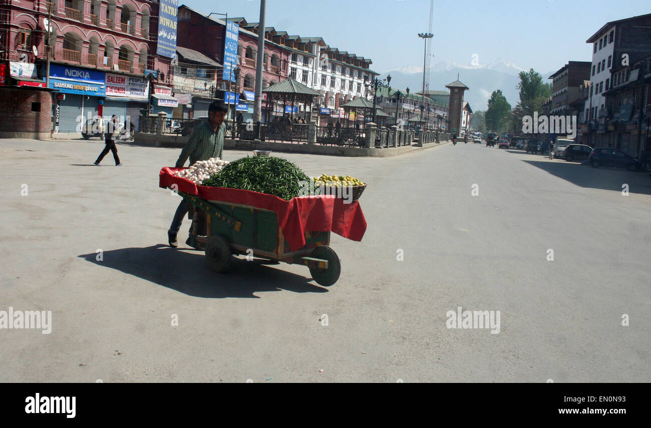 Srinagar, Indian Administered Kashmir: 25April . A street vendor pushes his hand cart during Strike Separatist leaders in Kashmir have called a shutdown in the Valley to protest against the detention of hardliner Masarat Alam Bhat under the Public Safety Act (PSA), Masarat Alam, who was released from jail only last month, could be kept in detention for two years without any trial.Masarat Alam's police custody ends today His release by the new PDP-BJP government in Jammu and Kashmir had triggered a huge controversy. Credit:  sofi suhail/Alamy Live News Stock Photo