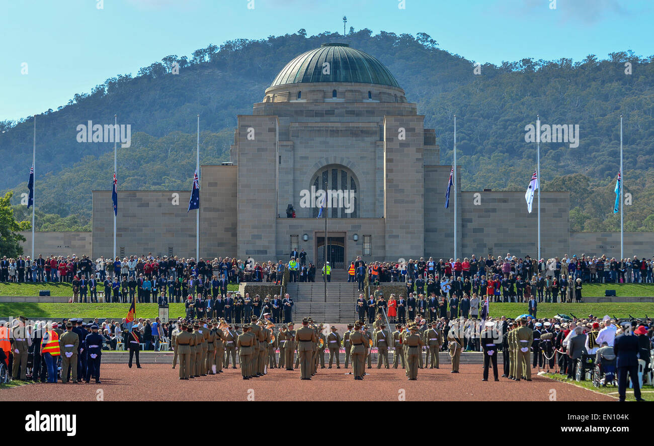 Canberra, Australia. 25th Apr, 2015. People attend a commemorative