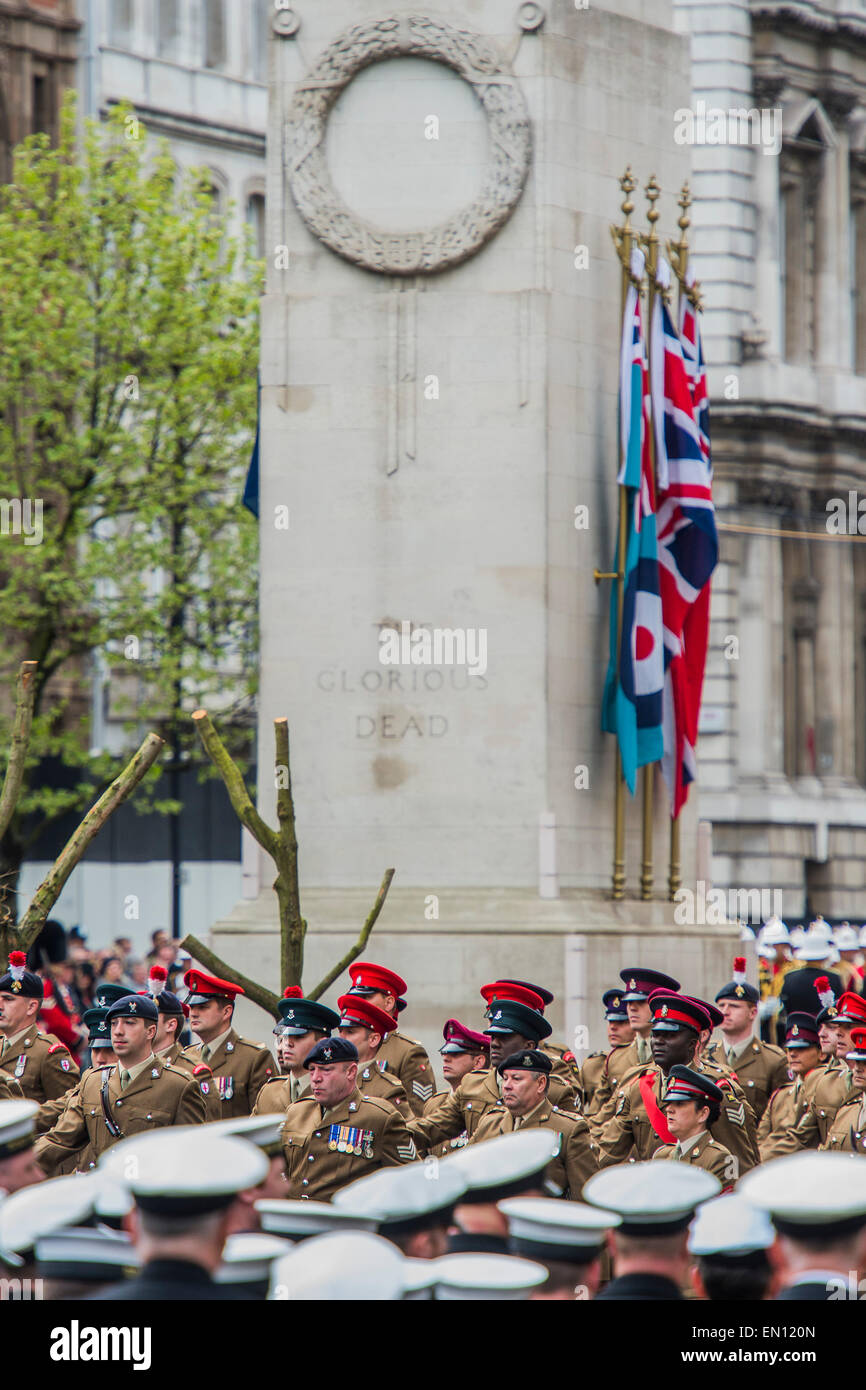 A commemoration in London to mark the Centenary of the Gallipoli Campaign 25 April 2015 at the Cenotaph on Whitehall, Westminster. Descendants of those who fought in the campaign also march past, led by military personnel, as part of the ceremony. This is an addition to the usual annual ceremony organized byvThe High Commissions of Australia and New Zealand. Stock Photo