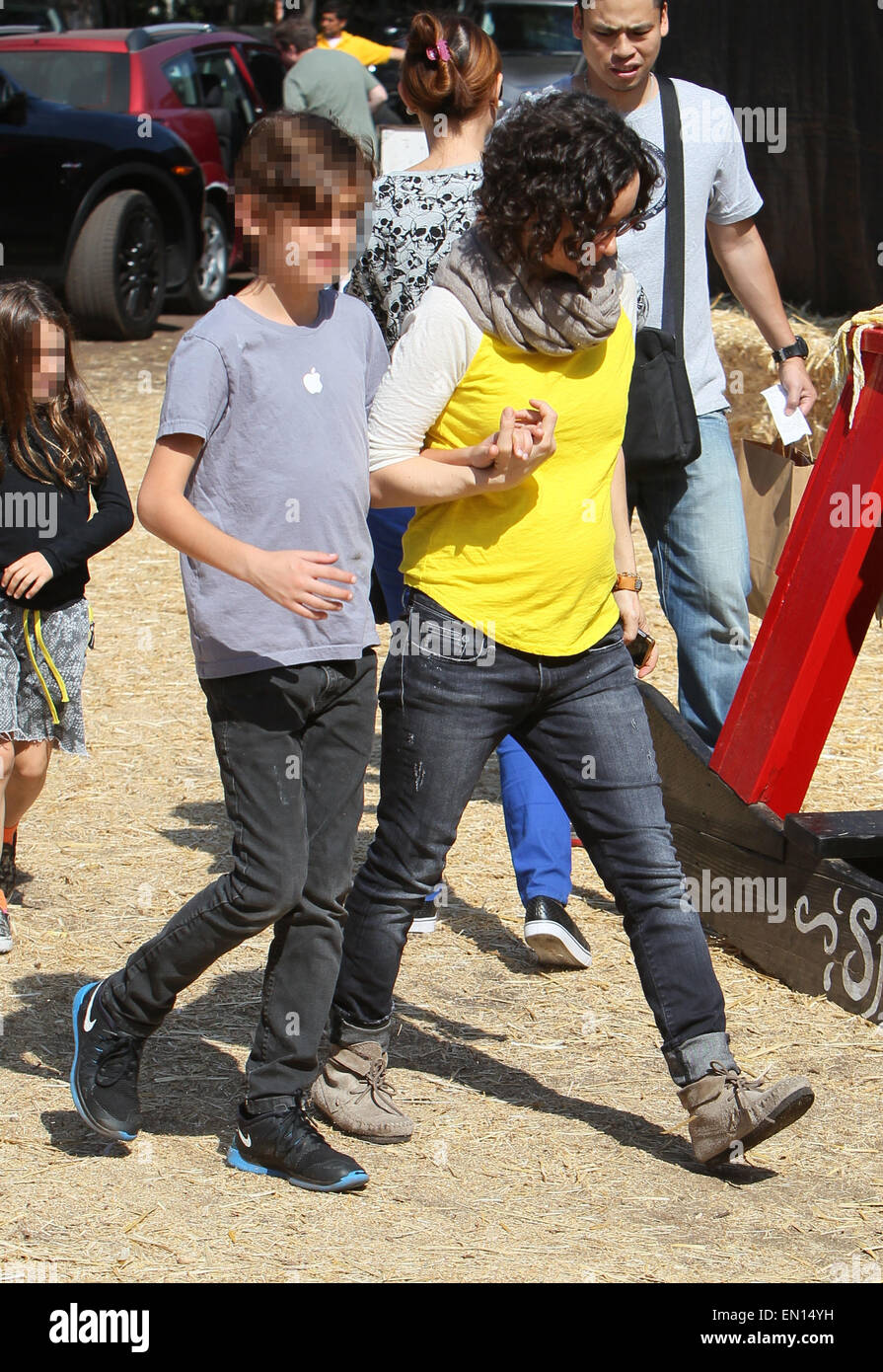 A pregnant Sara Gilbert and partner Linda Perry spend time as a family