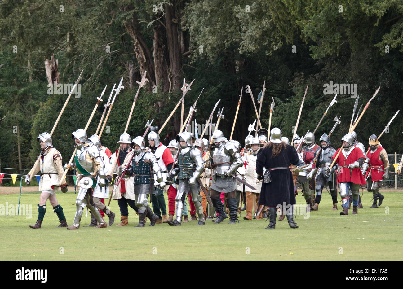 People dressed in medieval hi-res stock photography and images - Alamy