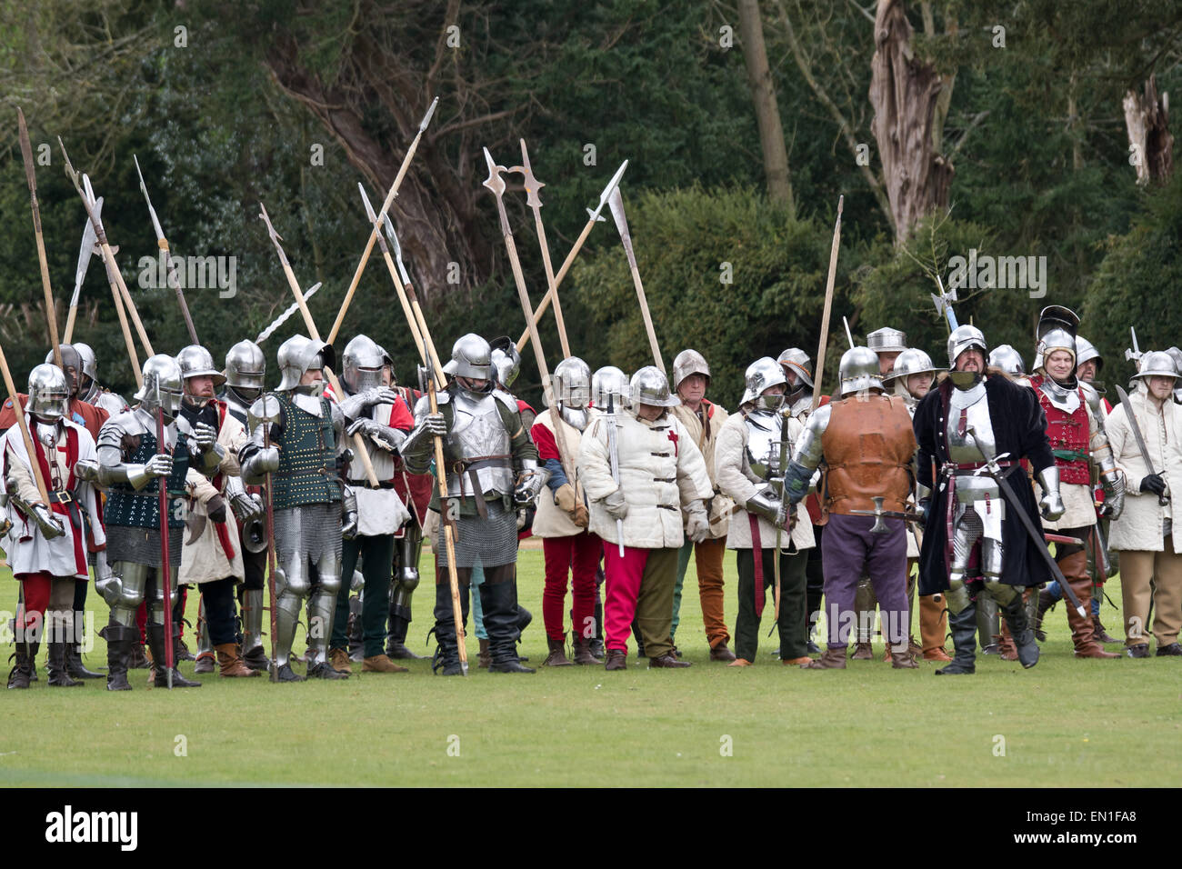 People dressed in medieval hi-res stock photography and images - Alamy