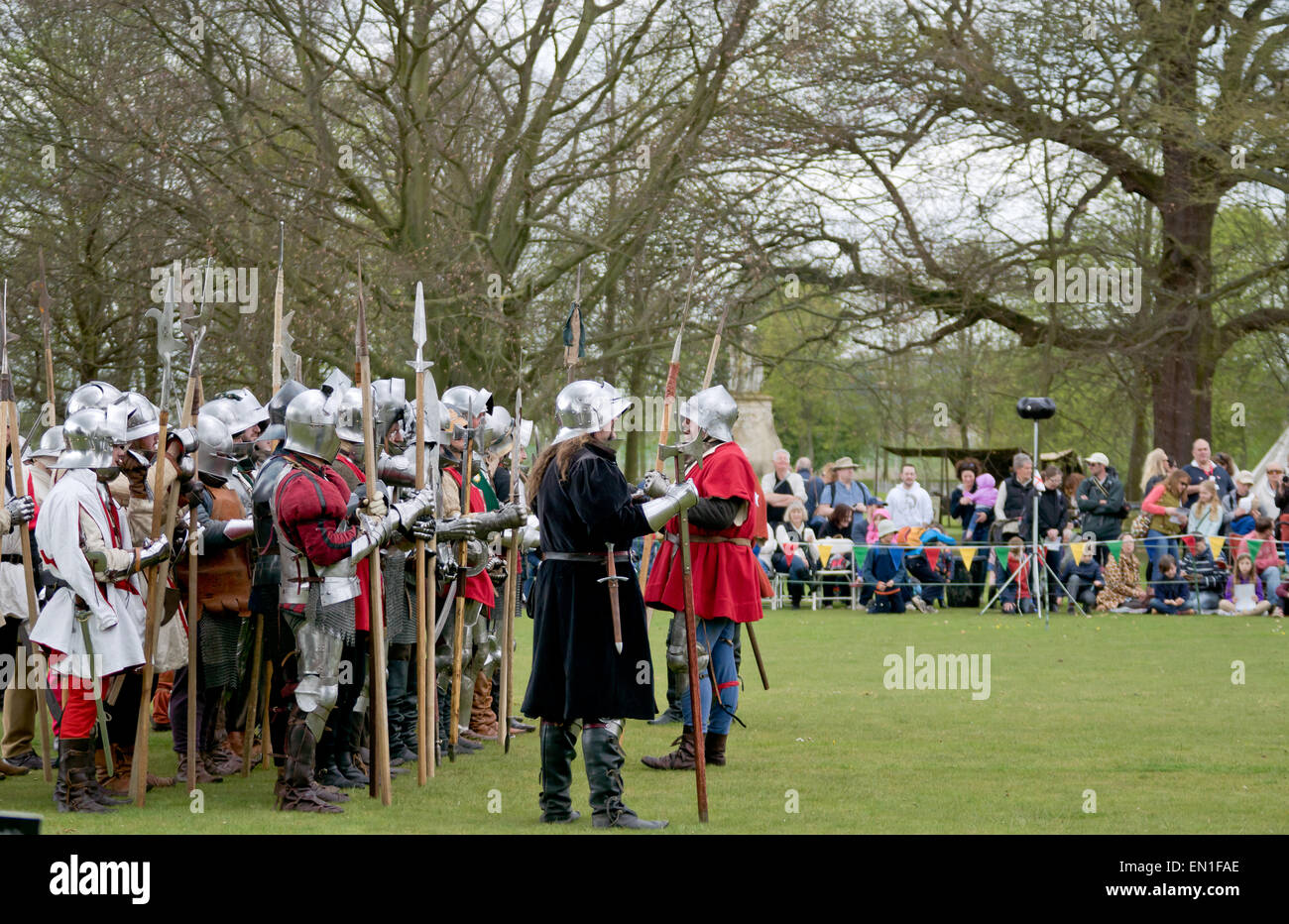 People dressed in medieval hi-res stock photography and images - Alamy