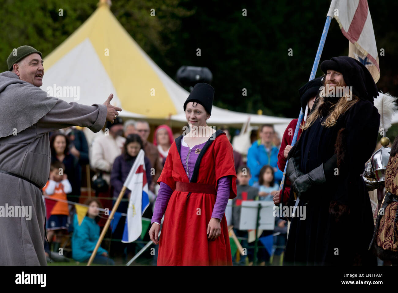 People dressed in medieval hi-res stock photography and images - Alamy