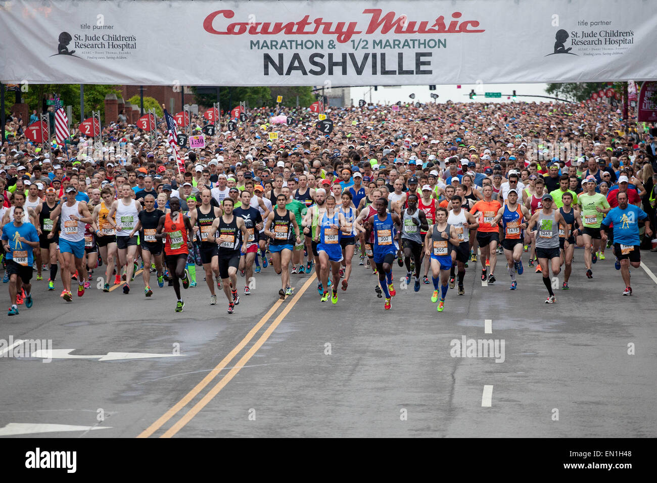 Nashville, Tennessee, USA. 25th Apr, 2015. Runners begin the St. Jude