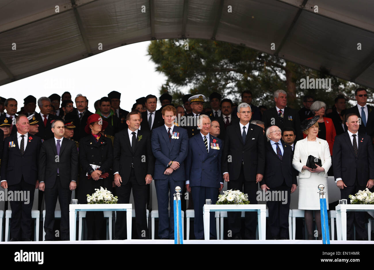 (150425) -- CANAKKALE, April 25, 2015(Xinhua) -- Attendants pay tribute to Mustafa Kemal Ataturk at Turkish memorial service in Canakkale, Turkey, April 25, 2015. Leaders and dignitaries from the UK, Ireland, Australia and New Zealand joined Turkish military delegates to attend Turkish memorial service on Saturday at the 57th Infantry Regiment Memorial, as an event of 100th anniversary of the Gallipoli Battle. (Xinhua/He Canling) Stock Photo