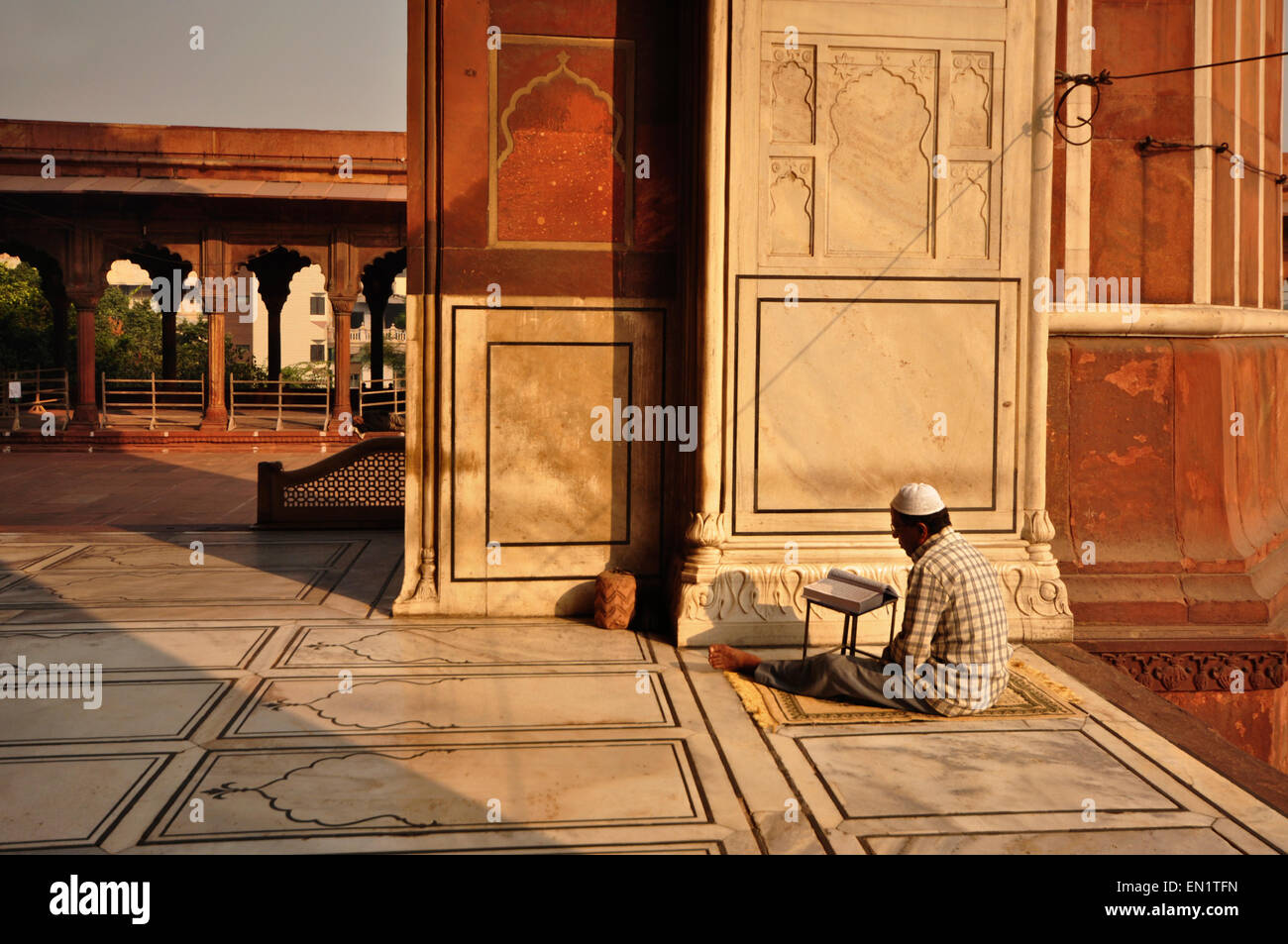 INDIA, Haryana, Delhi, Islamic Jama Masjid (1644), Friday Mosque, man at prayer Stock Photo