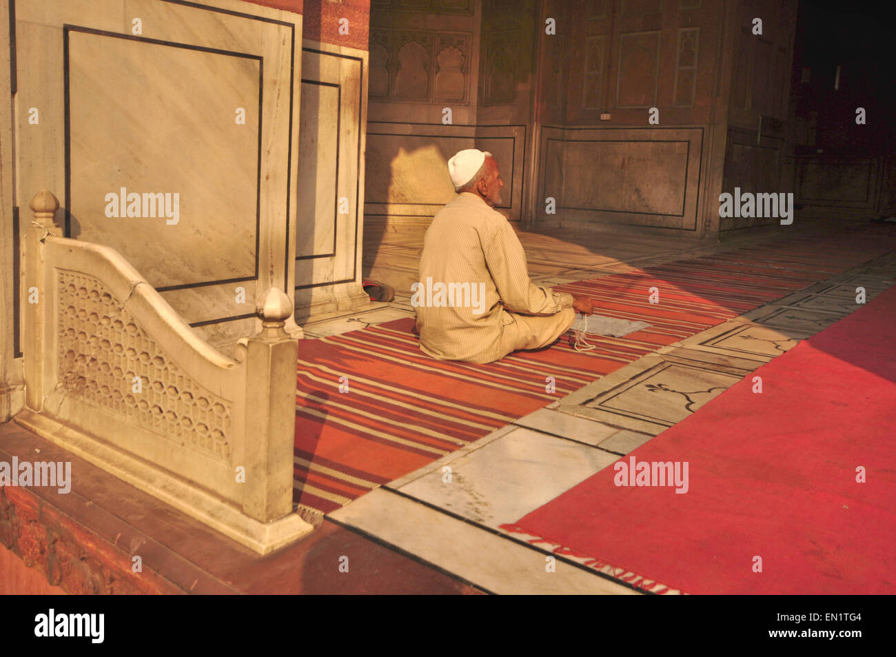 INDIA, Haryana, Delhi, Islamic Jama Masjid (1644), Friday Mosque, man at prayer Stock Photo