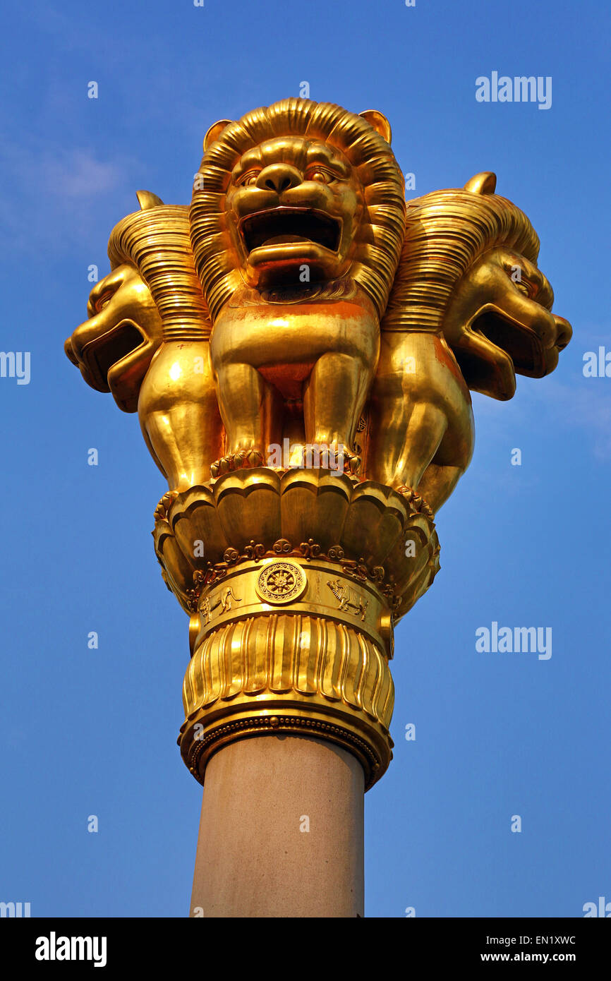 Gold lion pillar on the Jing'an Buddhist Temple on West Nanjing Road in Jingan, Shanghai, China Stock Photo