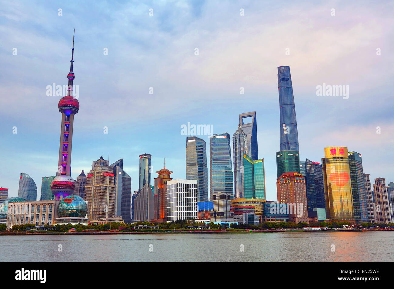 General view of the Pudong city skyline in Shanghai with the Oriental Pearl TV Tower, Shanghai, China Stock Photo