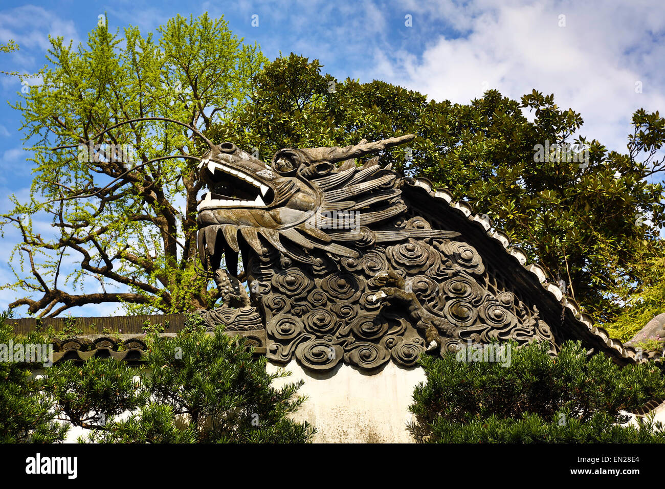 Dragon Wall in the Yuyuan Garden in the Old City, Shanghai, China Stock Photo