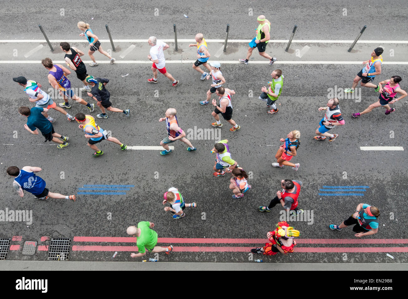 London, UK. 26 April 2015. Looking down at athletes passing by Blackfriars Bridge, as nearly 38,000 runners took part in the Virgin Money London Marathon. Credit:  Stephen Chung / Alamy Live News Stock Photo