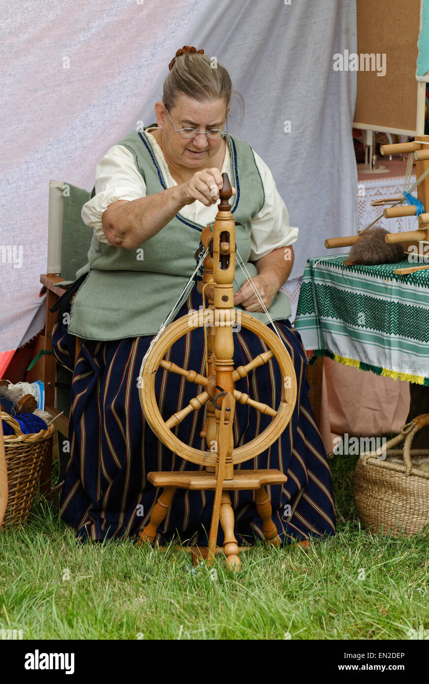 Castle style traditional treadle spinning wheel with spinner adjusting