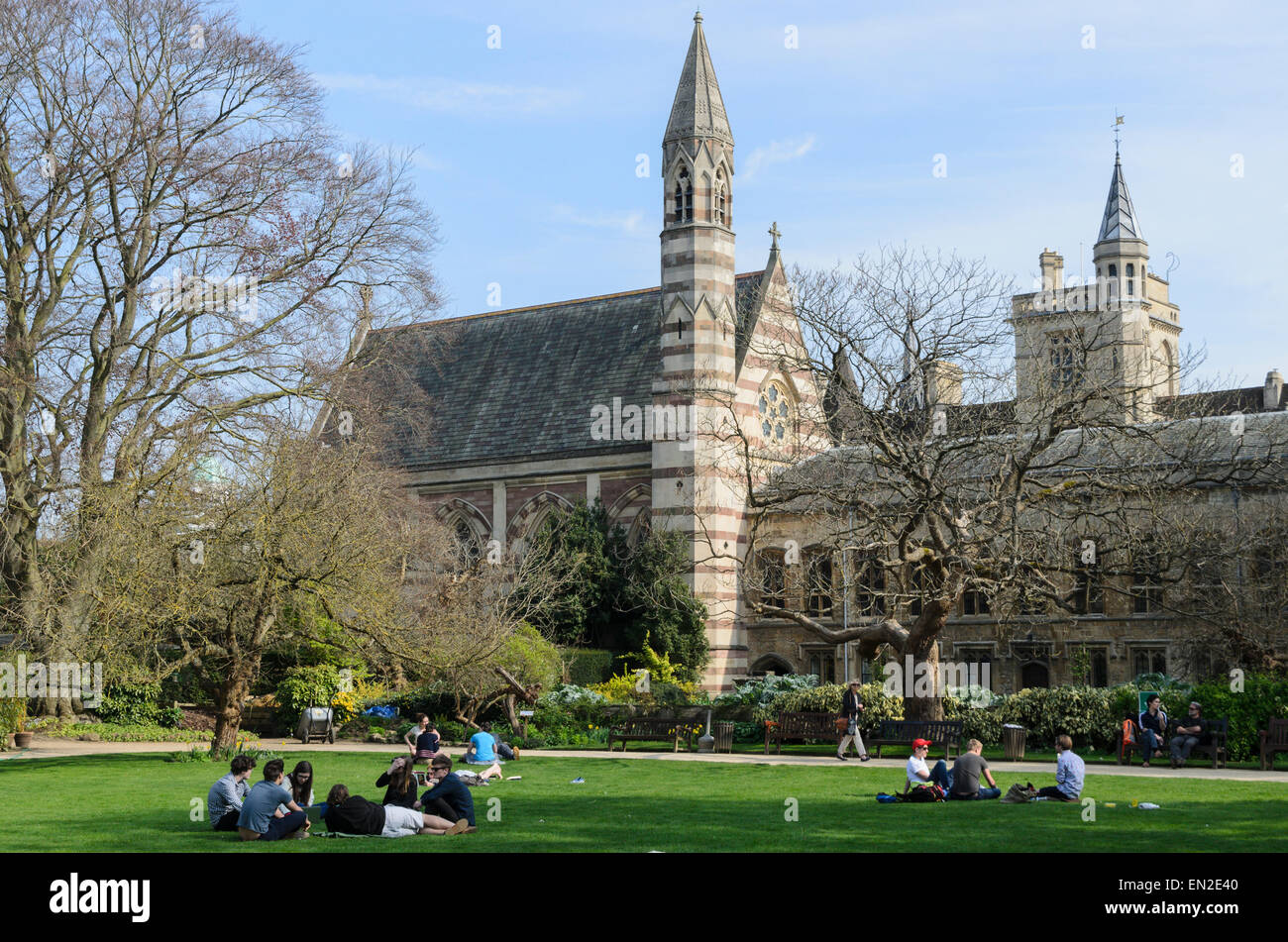 Students relaxing in the Garden Quadrangle, Balliol College, University of Oxford, Oxford, England, UK. Stock Photo