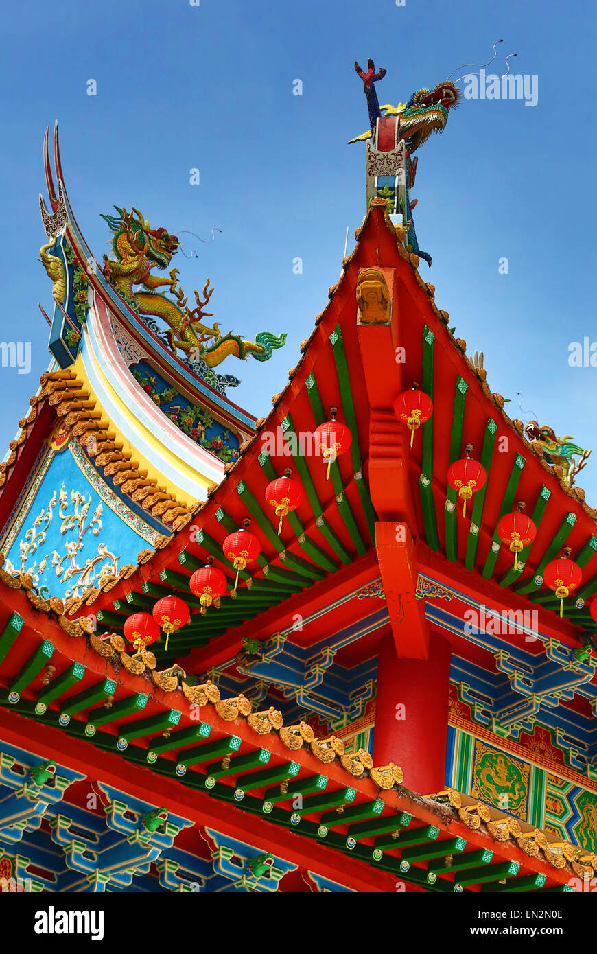 Red lanterns and dragon roof decorations on the Thean Hou Chinese Temple, Kuala Lumpur, Malaysia Stock Photo