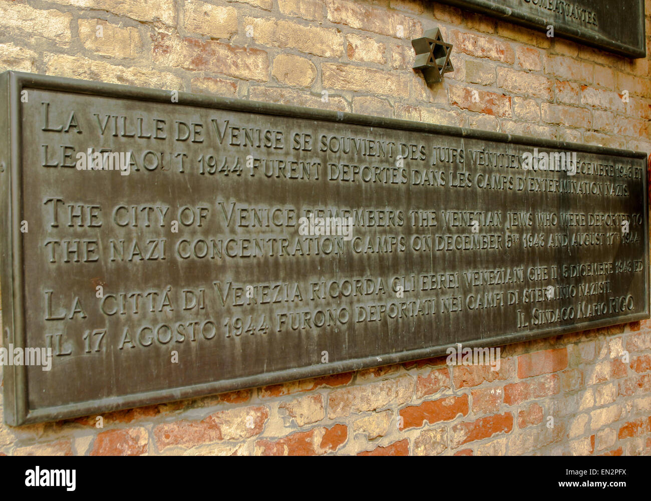 Venice, Province of Venice, ITALY. 7th Oct, 2004. A plaque on the wall of the Campo del Nuovo Ghetto, from the City of Venice, commemorates the night of Dec. 5, 1943, when the first 200 of the city's Jews were rounded up and marched out for deportation and death. Venice, a UNESCO World Heritage Site, is one of the most popular international tourist destinations. © Arnold Drapkin/ZUMA Wire/Alamy Live News Stock Photo